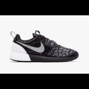 Nike Roshe Women’s Black Leopard Print size 8.5